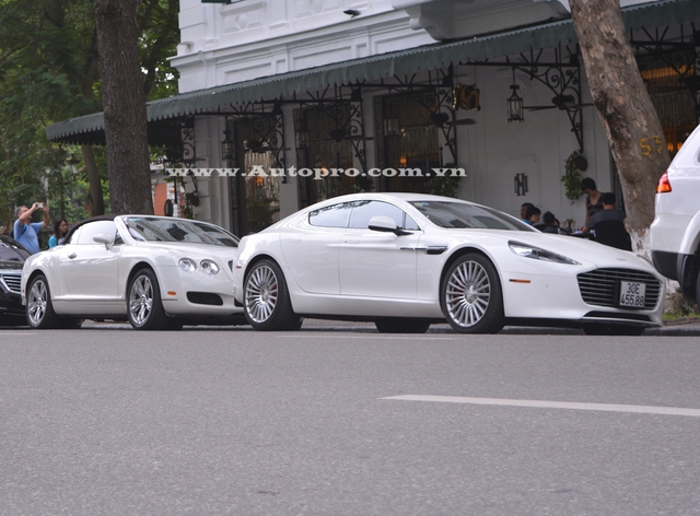 Aston Martin Rapide S với ngoại thất trắng muốt là chiếc thứ 2 được đưa về nước và thuộc sở hữu của tiểu thư 9X Hà thành. Ngoài ra, còn có một chiếc khác cũng mang ngoại thất trắng được cho định cư tại Ninh Bình. Chiếc Aston Martin Rapide S thứ 3 thuộc sở hữu của tay chơi Nghệ An.