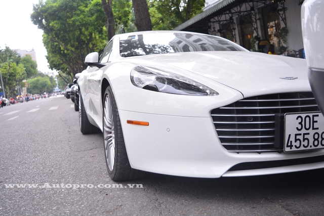 So với thế hệ đầu tiên, Aston Martin Rapide S có nhiều nâng cấp đáng kể ở ngoại thất cũng như khối động cơ V12 mạnh mẽ. Đầu xe đi kèm lưới tản nhiệt mới và không còn kiểu chia thành 2 vùng riêng biệt như trước.