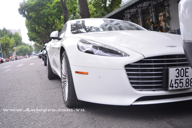 
So với thế hệ đầu tiên, Aston Martin Rapide S có nhiều nâng cấp đáng kể ở ngoại thất cũng như khối động cơ V12 mạnh mẽ. Đầu xe đi kèm lưới tản nhiệt mới và không còn kiểu chia thành 2 vùng riêng biệt như trước.
