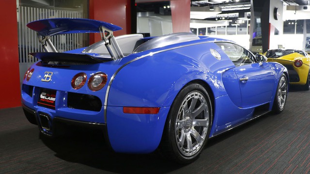 
Những thông số của chiếc Bugatti Veyron này bao gồm năm sản xuất là 2008 trùng hợp với siêu xe mà Minh Nhựa mua năm 2012. Bên cạnh đó là số đồng hồ công-tơ-mét 9.000 km và mức giá rao bán không được tiết lộ.
