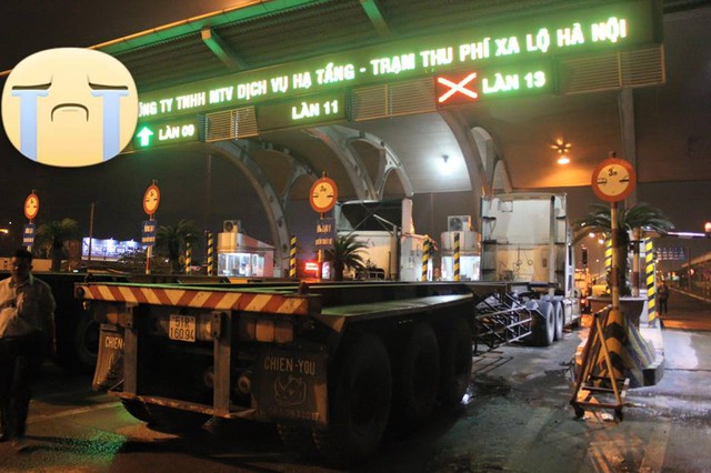 Tài xế container bị nhiều người dân chặn đầu tại trạm thu phí xa lộ Hà Nội.