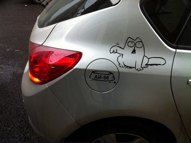 
Chủ nhân của chiếc xe này có vẻ là một fan cuồng của chú mèo Simon trong truyện tranh. Nhìn hình ảnh này, nhiều người chắc hẳn sẽ nghĩ chú mèo đang nói: Sen đâu, cho cậu ăn đi, đói lắm rồi!.
