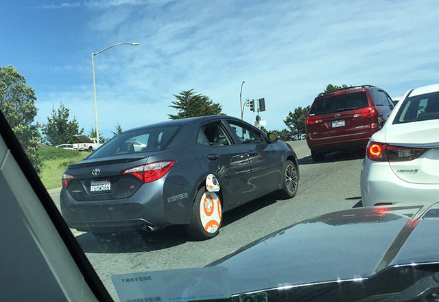 Hết Patrick lại đến chú rô-bốt BB-8 nổi tiếng trong phim Star War trở thành cảm hứng độ la-zăng ô tô.
