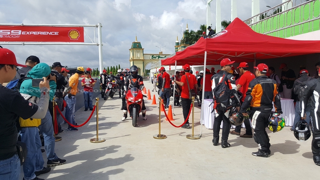 
Đã có gần 200 biker Việt đăng ký cầm lái những mẫu xe hàng hot của Ducati như Monster 821, Multistrada 1200, Scrambler và đặc biệt là mẫu siêu mô tô Ducati 959 Panigale.
