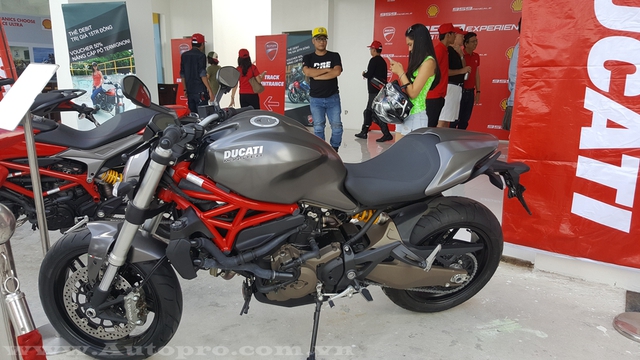 Một chiếc Ducati Monster trong khu vực trưng bày thu hút nhiều sự chú ý bởi bộ áo độc đáo màu titan.