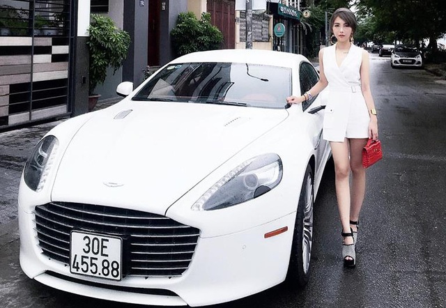 
Giới mộ điệu chắc hẳn chưa quên cô gái 9X có gương mặt khả ái và sở hữu chiếc Aston Martin Rapide S thứ 2 tại Việt Nam.

