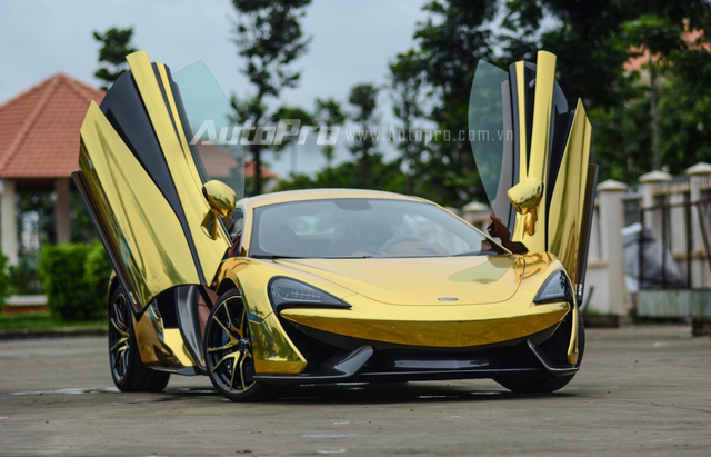 
Sau 2 tuần được doanh nhân Nguyễn Quốc Cường hay còn gọi Cường Đô-la đẩy ra một công ty nhập khẩu siêu xe quận 5 nằm chờ khách, chiếc McLaren 570S giờ đây trở nên nổi bật trên phố trong bộ áo cực cá tính màu vàng crôm.
