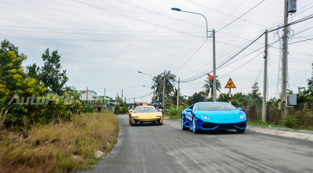 
Để mừng hai chiếc siêu xe Lamborghini Huracan LP610-4 và McLaren 570S thay đổi dàn áo mới, một ông chủ chuyên mua bán siêu xe tại quận 5 kết hợp cùng một nhóm bạn trẻ mang tên gọi Sài Gòn Hunter Team chạy về vùng quê yên bình nằm ở huyện Bến Lức, tỉnh Long An, để thực hiện bộ ảnh kỷ niệm.
