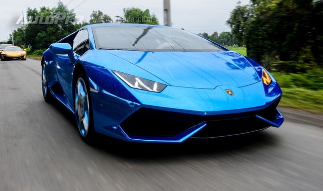 Siêu bò chỉ mất 3,2 giây để tăng tốc từ vị trí đứng yên lên 100 km/h trước khi đạt vận tốc tối đa 325 km/h.