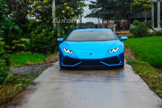 
Sở dĩ siêu xe Huracan này tạm phải hy sinh bộ áo xanh cốm bởi ông chủ công ty nhập khẩu ô tô quận 5 không muốn đụng hàng với chiếc Lamborghini Huracan thuộc sở hữu của em trai Phan Thành, nên quyết định thay đổi dàn áo.
