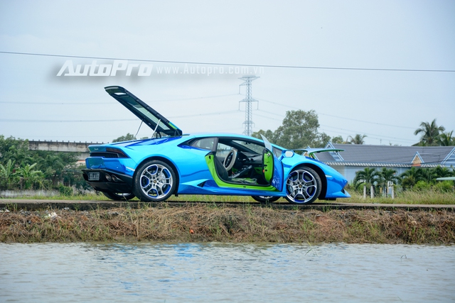 Trong đó, chiếc Lamborghini Huracan LP610-4 nguyên bản có màu xanh cốm và ông chủ công ty nhập khẩu siêu xe quận 5 quyết định cho siêu bò này khoác áo mới màu xanh crôm nổi bần bật.