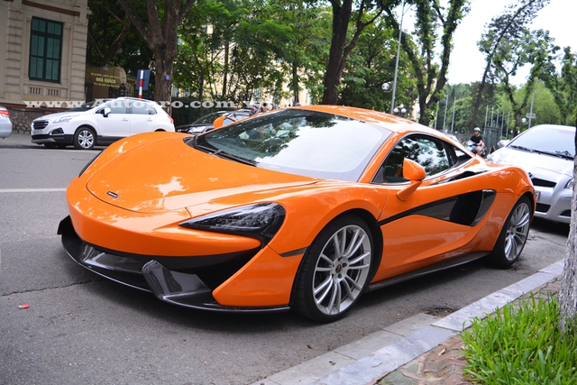 
McLaren 570S là dòng xe thể thao hoàn toàn mới được sinh ra nhằm để cạnh tranh cùng các đối thủ như Audi R8, Porsche 911 Turbo S và xa hơn là Lamborghini Huracan LP610-4. Tuy được xem là siêu xe giá rẻ trong danh mục sản phẩm của hãng siêu xe đến từ Anh quốc nhưng McLaren 570S vẫn sở hữu cửa cánh bướm quen thuộc.
