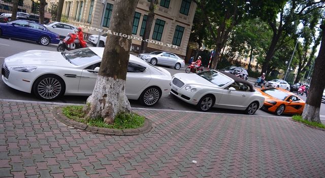 Aston Martin Rapide S xuất hiện trên phố Hà thành vào chiều cuối tuần qua tại Hà Nội là chiếc thứ 2 được đưa về nước. So với thế hệ đầu tiên, Rapide S có nhiều nâng cấp đáng kể ở ngoại thất cũng như khối động cơ V12 mạnh mẽ. Ngoài Rapide S, còn có một chiếc xe thể thao siêu sang khác là Bentley Continental GTC cũng có bộ áo trắng muốt.