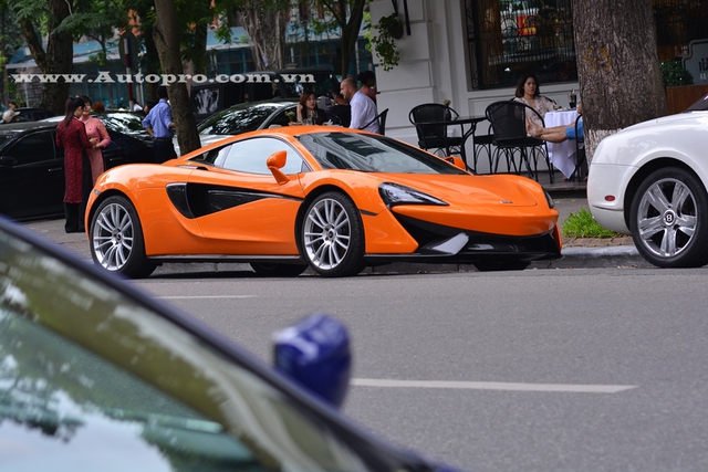Chiếc McLaren 570S thứ 2 sở hữu ngoại thất cam nổi bật khác với chiếc đầu tiên thuộc sở hữu của doanh nhân Nguyễn Quốc Cường có màu bạc.