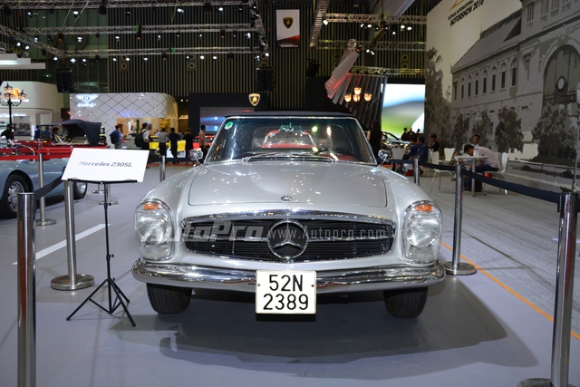 
Mercedes-Benz 230 SL thuộc thế hệ thứ 3 của dòng xe SL danh tiếng cũng xuất hiện trong triển lãm VIMS 2016 ở gian hàng xe cổ. Được sản xuất trong vòng 8 năm, kể từ 1963, Mercedes-Benz 230 SL đạt doanh số cộng dồn 48.912 chiếc.
