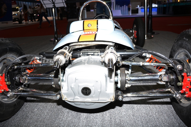 
Động cơ chiếc F1 Racer được thiết kế trần trụi và đặt phía sau. Trái tim của xe là khối động cơ xy-lanh đơn, dung tích 120 phân khối, làm mát bằng không khí.
