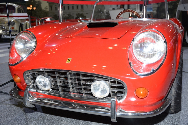 
Các chi tiết trên chiếc Ferrari 250 California Spyder dành cho trẻ em được thiết kế gần giống với mẫu siêu xe nguyên bản đang có giá rao bán không dưới 8 triệu USD.

