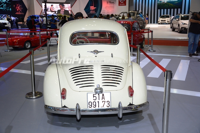 
Renault 4CV được trình làng lần đầu tiên tại triển lãm ô tô Paris lần thứ 33 diễn ra vào tháng 10/1946. Sau đó, mẫu xe lừng danh của Pháp cũng xuất hiện tại Việt Nam và được dùng làm xe taxi.
