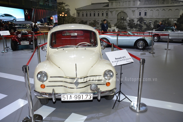 
Nổi tiếng và thu hút nhiều sự chú ý nhất có lẽ là chiếc Renault 4CV khi được đính thêm thông tin xe của tình báo Phạm Xuân Ẩn. Đây là mẫu xe khá được ưa chuộng tại Việt Nam trong những thập niên 50 đến 70.
