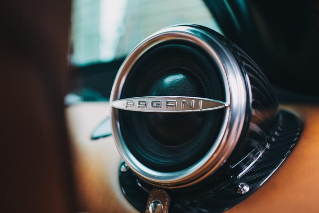 
Hệ thống âm thanh của Pagani Huayra được miêu tả như dàn nhạc cá nhân. Tất nhiên, khi ngồi bên trong Pagani Huayra, có lẽ âm thanh mà nhiều người muốn nghe nhất là tiếng phát ra từ khối động cơ V12 đầy uy lực.

