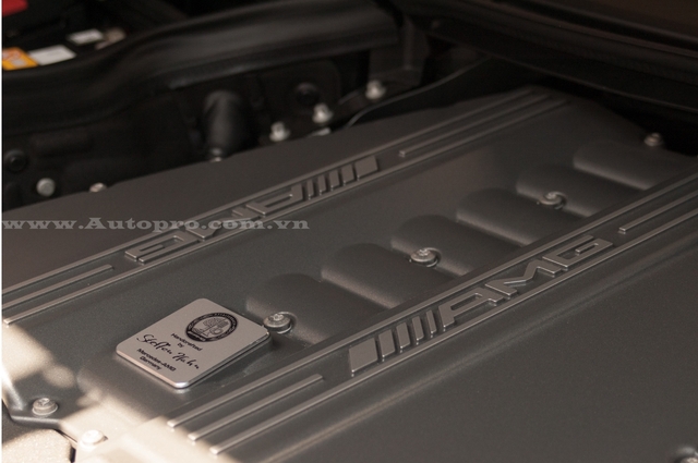 
Trên toàn thế giới chỉ có đúng 350 chiếc SLS AMG GT Final Edition được sản xuất. Siêu xe cánh chim vẫn sử dụng động cơ V8, dung tích 6,2 lít, sản sinh công suất tối đa 591 mã lực và mô-men xoắn cực đại 650 Nm.
