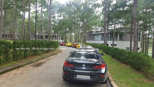 
Ngoài những chiếc siêu xe và xe thể thao, trong đoàn của các thành viên Việt Nam Team còn xuất hiện một chiếc sedan là BMW 640i Gran Coupe.
