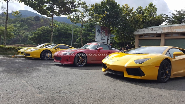 
Từ trái sang, Porsche 911 VGT, Ferrari 458 Italia, Honda S2000 và Lamborghini Aventador LP700-4.
