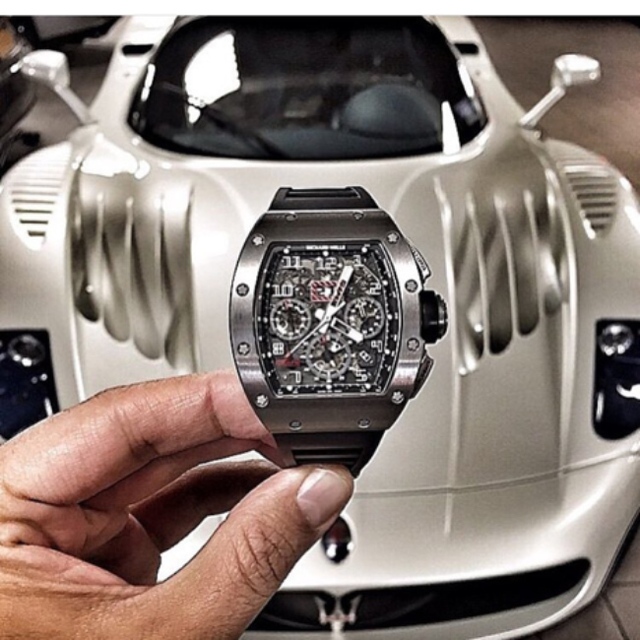 
Chiếc đồng hồ Richard Mille RM011 Titanium nổi bật bên siêu xe Masserati. RM 011 là thiết kế gắn liền với tên tuổi của tay đua xe Công Thức 1 Felipe Massa, minh chứng cho việc Richard Mille đã áp dụng những công nghệ tiên tiến nhất của những chiếc xe F1 lên chiếc đồng hồ của mình.
