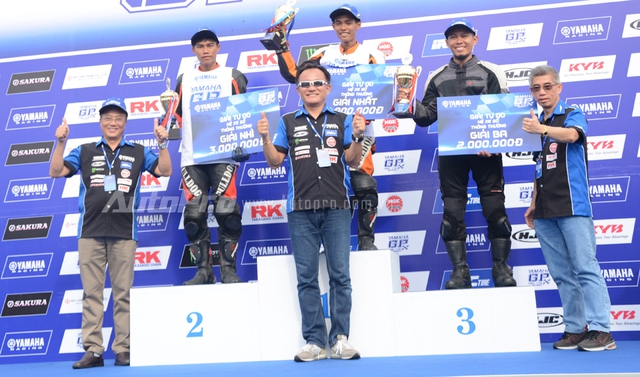 
Ngoài hệ xe hãng, giải đua Yamaha GP còn có hệ mở rộng và tự do, trong đó, hệ tự do được chia làm 2 hạng mục thi đấu và tay đua Nguyễn Minh Trí sinh năm 1994 xuất sắc dành quán quân ở cả hai nội dung tranh tài.
