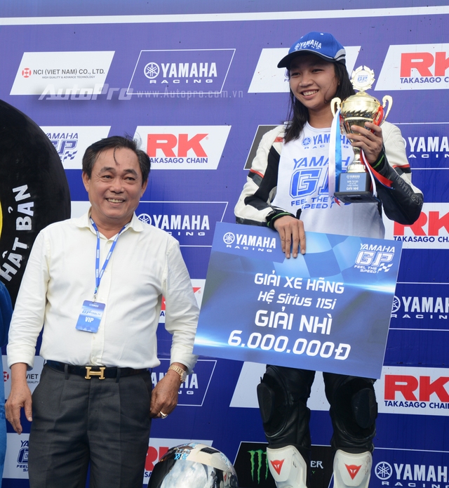 
Đoan Trang nhận cup và tiền thưởng do chủ tịch khu du lịch Đại Nam ông Huỳnh Uy Dũng đại diện Yamaha trao tặng.
