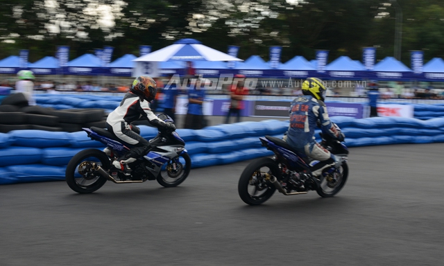 Sang đến hệ Exciter 150i cũng là hạng mục thứ 3 mà Đoan Trang tranh tài, khán giả gần như đứng ngồi không yên khi cô thực hiện nhiều màn đè xe các cánh mày râu khá chuyên nghiệp, khiến ai cũng ngả mũ thán phục và sau 12 vòng chạy cô gái đến từ Tây Ninh hoàn tất ngày thi của mình ở vị trí thứ 2.