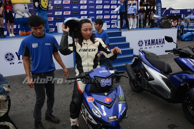 
Được biết tên thật của nữ biker sinh năm 1995 là Trần Thị Đoan Trang. Tuy có dáng vẻ nhỏ nhắn nhưng cô lại sở hữu bảng thành tích đầy ấn tượng trong bộ môn Gymkhana, trong đó, thành tích đáng nể nhất là được chọn làm người đại diện Việt Nam tham dự cuộc thi Asia Talent Cup tại Malaysia vào tháng 10 năm ngoái.
