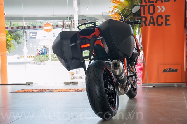 
Ra mắt lần đầu tiên tại triển lãm EICMA 2015, KTM 1290 Super Duke GT gây chú ý với ngoại hình thiết kế khỏe khoắn tương tự như người anh 1290 Super Duke R.
