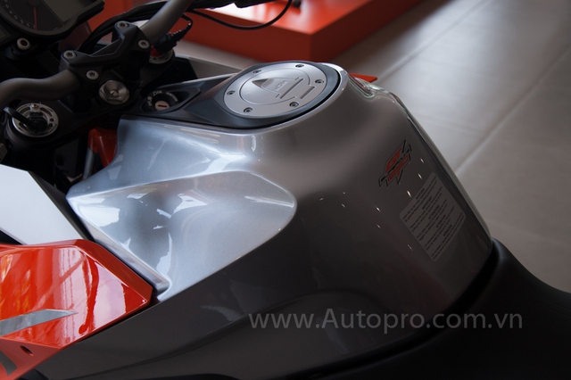 
Bình xăng trên KTM 1290 Super Duke GT có sức chứa nhiên liệu lên đến 23 lít, giúp chủ nhân an tâm chinh phục các cung đường dài.
