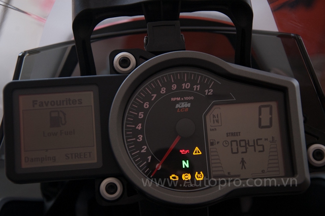 
Mặc đồng hồ của KTM 1290 Super Duke GT thiết kế đẹp mắt và thể hiện khá nhiều thông số quan trọng của xe như thiết lập chế độ lái, các hệ thống theo xe và tất nhiên không thể thiếu những thông tin cơ bản như lượng xăng, quãng đường đi hay vòng tua máy của xe.
