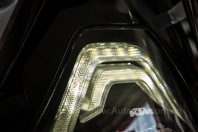 
KTM 1290 Super Duke GT vẫn sở hữu cụm đèn pha thiết kế theo hình lục giác quen thuộc điểm nhấn nằm ở dải đèn LED thiết kế đẹp mắt.
