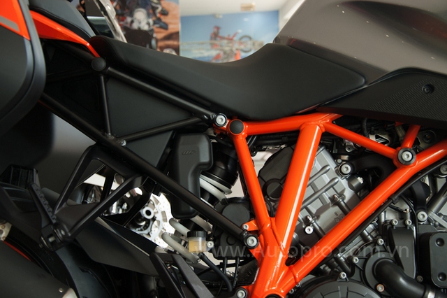 
Khung xe của 1290 Super Duke GT vẫn là loại mắt cáo tương tự các đàn anh khác nhưng đây là mẫu mô tô đầu tiên của KTM đi kèm khung màu cam và khung phụ màu đen phối màu cùng nhau. Trong đó, khung phụ đằng sau dài và thấp hơn so với 1290 Super Duke R.
