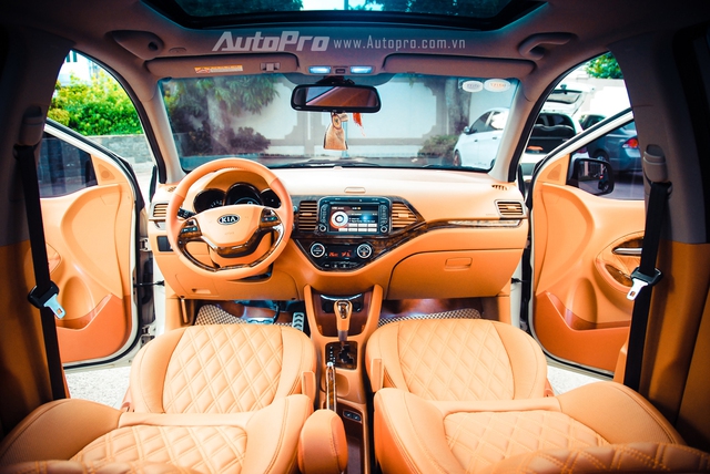 
Sau khi tham khảo nhiều kiểu dáng nội thất, chủ nhân của chiếc Kia Morning đã quyết định sử dụng tông màu nâu sáng với cảm hứng từ Porsche Cayman để đưa vào xe.
