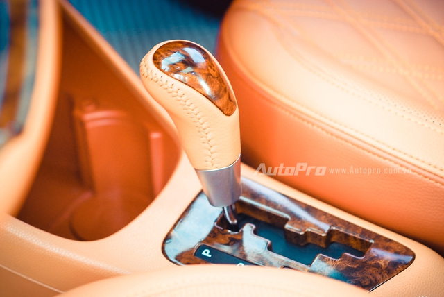 
The gear lever is covered in a bright brown color and wood trim to create a more sophisticated feel.
