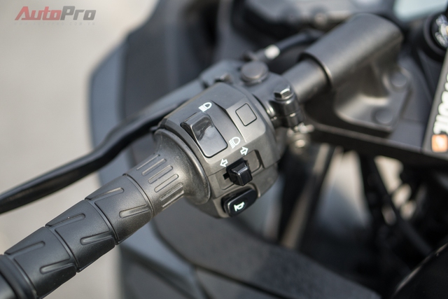 
Tay lái của Kawasaki Ninja 300 được bố trí các nút điều khiển cơ bản như còi, xi nhan, chế độ pha/cốt và đèn passing (xin vượt).
