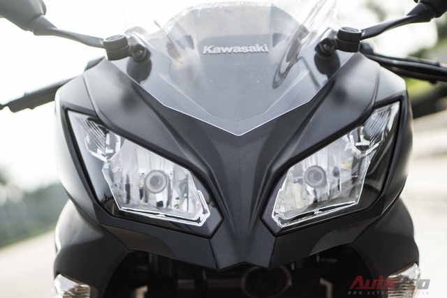 
Đèn pha đôi sắc sảo trên Kawasaki Ninja 300 được đánh giá là tối nhưng không quá thua thiệt nếu so với các đối thủ.
