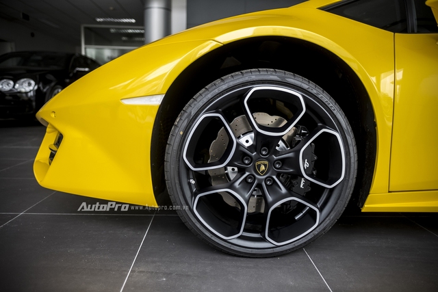 Không giống như chiếc Lamborghini Huracan LP580-2 màu đỏ từng được nhập về, chiếc xe màu vàng này có vành la-zăng kích thước 19 khá lạ mắt.
