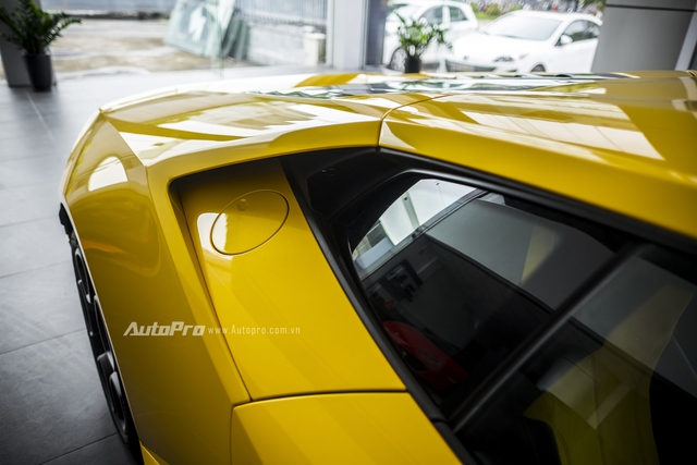 Vị trí đặt nắp bình xăng trên Lamborghini Huracan LP580-2.