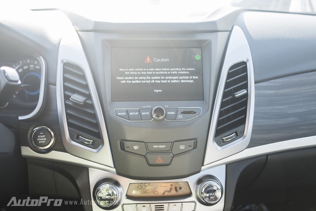 
Tại bảng điều khiển trung tâm, SsangYong Korando được trang bị màn hình cảm ứng kích thước 7 inch cùng hàng loạt công nghệ như kết nối Bluetooth, khe đọc USB và thẻ SD và cả camera lùi.
