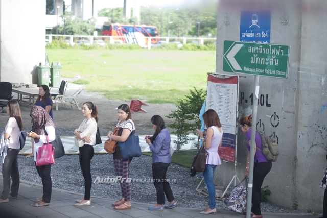 
Sau khi xuống khỏi tàu hoả, người dân Thái tiếp tục di chuyển vào khu văn phòng làm việc của mình thông qua xe taxi, xe tuk-tuk và cả xe ôm.
