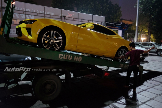 
Sau đó, chiếc xe được chằng đai cẩn thận để đưa về nhà máy GM Việt Nam, chờ ngày trở về Hàn Quốc.
