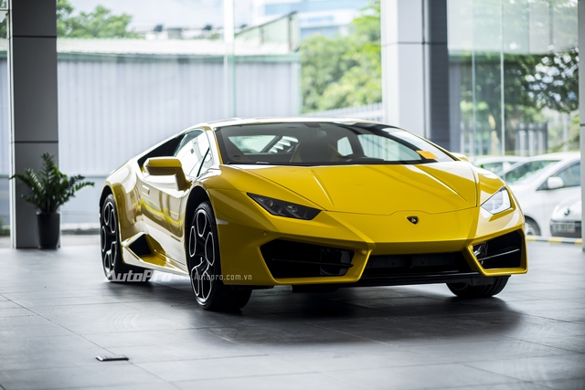 
Theo thông tin đã đưa, chiếc Lamborghini Huracan LP580-2 này được nhập khẩu chính hãng thông qua Lamborghini Việt Nam để phục vụ trưng bày và chào bán tới khách hàng trong nước tại Triển lãm ô tô Quốc tế Việt Nam 2016 - VIMS 2016 - diễn ra vào ngày 26/10 tới đây.
