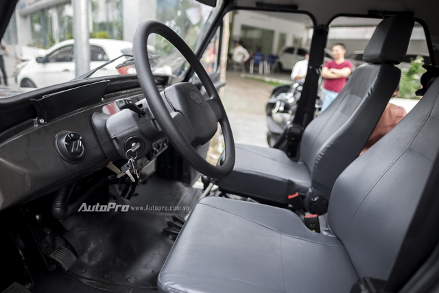 
Cửa xe mở khá nặng, bên trong là không gian nội thất vô cùng đơn sơ. Với giá tiền hơn 300 triệu Đồng cho một mẫu SUV như Uaz Hunter, người dùng cũng không thể kỳ vọng nhiều vào tính năng.
