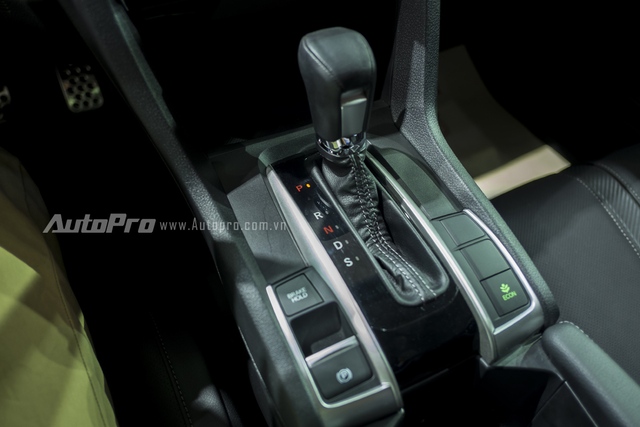 
Honda Civic thế hệ mới được trang bị hộp số CVT thế hệ mới hứa hẹn sẽ mang lại cảm giác lái êm ái và phấn khích hơn. Bên cạnh đó là phanh tay điện tử, một tính năng mới trên Honda Civic 2016.
