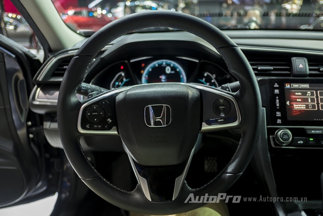 
Honda Civic thế hệ mới được trang bị vô-lăng 3 chấu với hàng loạt nút bấm điều khiển tích hợp.
